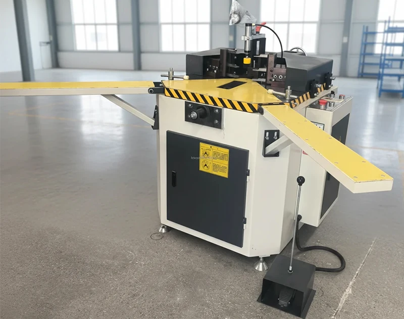 Hydraulic Corner Combing Machine